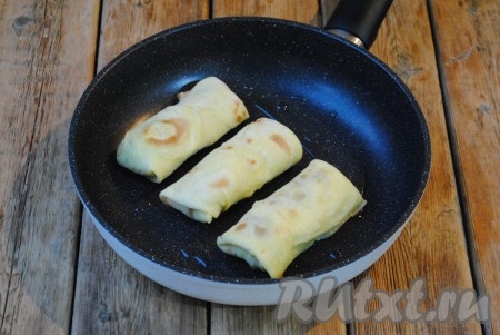 На разогретую с небольшим количеством растительного масла сковородку выложить швом вниз блины, фаршированные мясом, и обжарить до румяной корочки с одной стороны.&nbsp;Затем блины перевернуть и обжарить с другой стороны до румяного цвета.