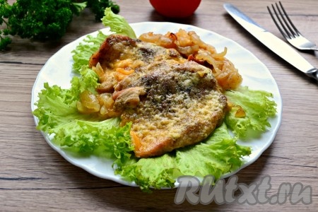 Свинина с луком и сыром в духовке
