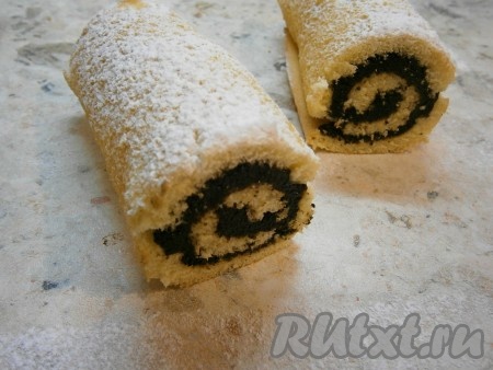 Далее рулет аккуратно развернуть, убрать бумагу и смазать всю поверхность маковой начинкой. Чтобы приготовить маковую начинку в домашних условиях, предлагаю вам простой рецепт: промойте 100 грамм свежего мака, смешайте с 0,5 стакана молока и 0,5 стакана сахара и варите на небольшом огне 10-15 минут, постоянно помешивая, затем остудите и используйте по назначению. Снова свернуть бисквит с маковой начинкой плотненько в рулет и поместить в прохладное место хотя бы на 30 минут. Посыпать сверху бисквитный рулет сахарной пудрой. 