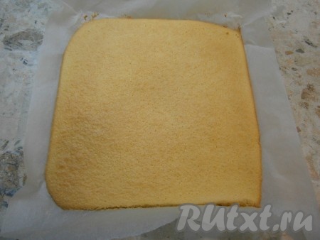 В духовке, разогретой до 180 градусов, выпекать бисквит около 12-14 минут (ориентируйтесь по своей духовке, возможно, времени понадобится меньше). Бисквит готов, если поверхность его не липнет к рукам, а передерживать нельзя - бисквит не свернется в рулет, станет ломким.
