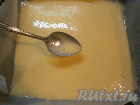 В прямоугольную форму (у меня размер формы 28х25 см), застеленную пергаментом, вылить тесто, разровнять.
