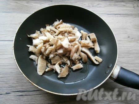 Грибы, нарезанные кусочками, выложить на сковороду,&nbsp; разогретую с растительным маслом.
