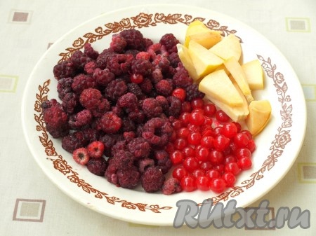 Промыть малину и калину. Айву также нарезать кусочками.
