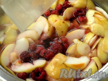 Всыпать сахар, выключить газ и накрыть кастрюлю крышкой.