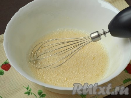 Разбить в миску яйца и взбить миксером до появления пузырьков и увеличения массы в 1,5-2 раза.