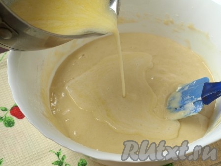 
В молоко добавить сливочное масло, поставить на огонь и довести до кипения. Струйкой вылить горячую смесь в тесто, сразу размешивая лопаткой.