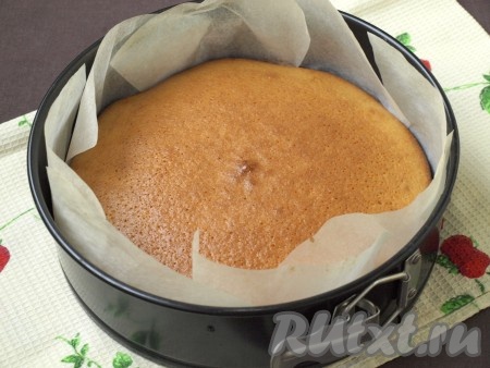 Духовку нагреть до 180 градусов и выпекать бисквит 30-35 минут.