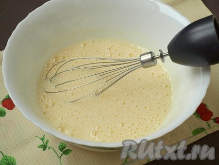 Понемногу добавить сахар и продолжать взбивать до пышной массы.