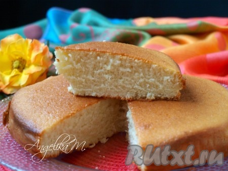 Готовую выпечку остудить на решётке. А дальше бисквит, замешанный на горячем молоке, можно нарезать на коржи и приготовить торт или просто подать к чаю, предварительно нарезав на кусочки.
