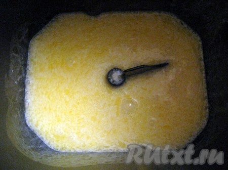 Первыми в хлебопечку для приготовления сдобного дрожжевого теста загружаются жидкие компоненты - молоко, маргарин, яйцо.