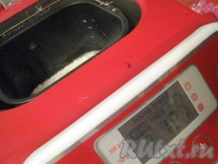 Установить на хлебопечке режим, соответствующий замешиванию дрожжевого теста.