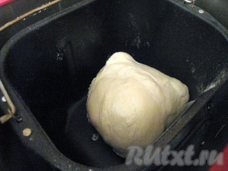 В начале замешивания рекомендуется отслеживать, чтобы сформировался эластичный (не сухой и не жидкий) "колобок" из теста. В самом начале приготовления можно исправить ситуацию добавлением муки или молока.