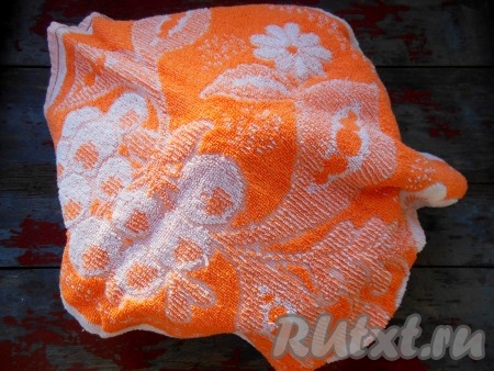 Кастрюлю с гречкой накройте крышкой и хорошенько укутайте полотенцем (можно укутать и двумя полотенцами).