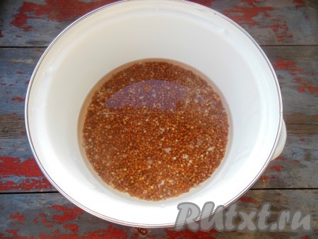 Пересыпьте промытую гречку в кастрюлю, залейте 500 мл кипящей воды.