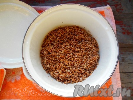 Через 1-1,5 часа гречневая каша хорошо набухнет и будет полностью готова к употреблению. Даже без варки гречка получается ароматной и рассыпчатой. Если вся вода не впиталась, просто слейте ее. Добавьте соль по вкусу, перемешайте.