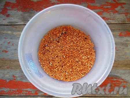 Гречневую крупу залейте холодной водой, тщательно промойте, удалите черные крупинки.