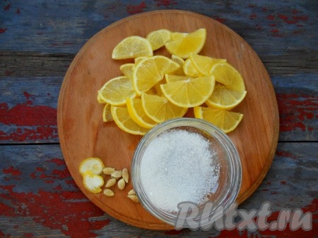 На дно чистой банки насыпьте слой сахара.
