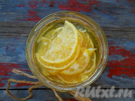 Сиропом можно пропитывать бисквиты, добавлять в мороженое и чай, ну а с дольками лимона можно пить чай или кофе. Хранить&nbsp;лимон с сахаром в банке можно пару месяцев в холодильнике. Из этого количества продуктов у меня получилась баночка объёмом 200 мл полезных долек лимонов с ароматным цитрусовым сиропом.
