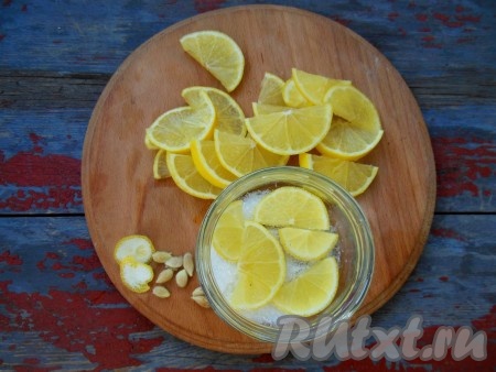 На сахар выложите дольки лимона в один слой, засыпьте сахаром, затем снова выложите слой долек лимона, засыпьте сахаром. Продолжайте так чередовать, заполняя баночку до самого верха.
