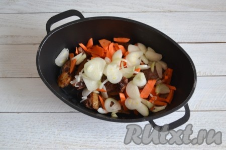 Выложить овощи в казан. 