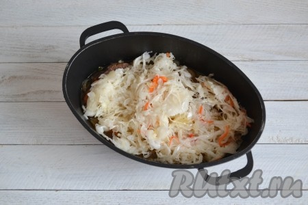 По истечении времени выложить в казан квашеную капусту.
