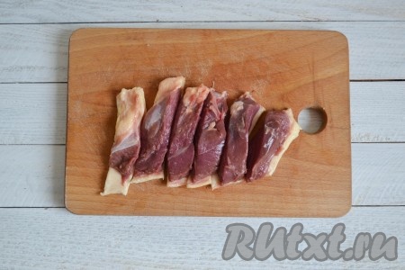 Гусиную грудку вымыть, нарезать небольшими кусочками и посолить. Можно использовать любые гусиные части, даже с косточкой. Вкус блюда от этого не поменяется.