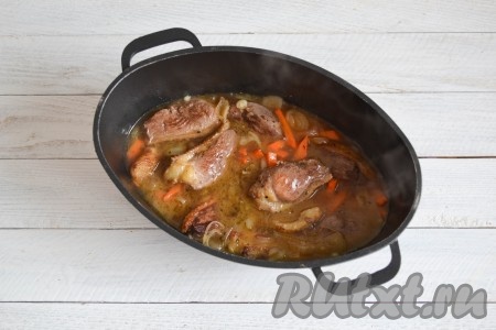 Влить воду или овощной бульон и отправить на огонь. Когда бульон закипит, снизить огонь к минимуму и продолжить тушение под закрытой крышкой 30-40 минут. 