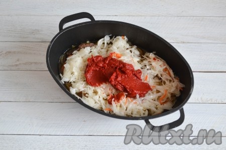 Сразу же вслед отправить и томатную пасту. 