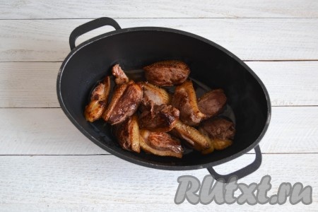 Красивое и аппетитное мясо выложить в казан или толстостенную кастрюлю. 