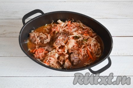 Тщательно все перемешать, накрыть крышкой и оставить тушиться гуся с квашеной капустой на слабом огне еще 25-30 минут.
