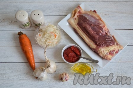 Подготовить необходимые ингредиенты для приготовления гуся, тушеного с квашеной капустой. 