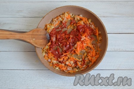 Обжарить овощи на небольшом огне, помешивая, 2-3 минуты. Затем добавить томатную пасту и 2 столовые ложки воды, перемешать, потушить 2-3 минуты и снять овощную заправку с огня.
