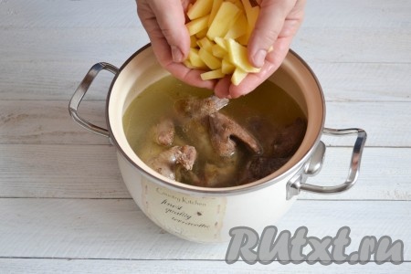 Выложить картофель в кастрюлю, как только закипит бульон. Продолжить варить 15 минут.
