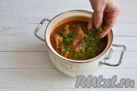 Через 5 минут всыпать зелень. По вкусу посолить и приправить специями. Кастрюлю накрыть крышкой, снять с огня и дать супу из голубей настояться в течение минут 10.