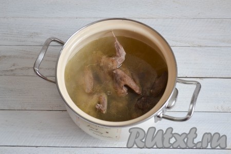 По истечении времени вынуть голубей из кастрюли, а сам бульон процедить через мелкое сито. Лавровые листики и овощи из бульона выбросить - они свое дело уже сделали. Бульон стал насыщенным, ароматным, прозрачным и вкусным. Вернуть голубей обратно в кастрюлю и поставить на огонь.