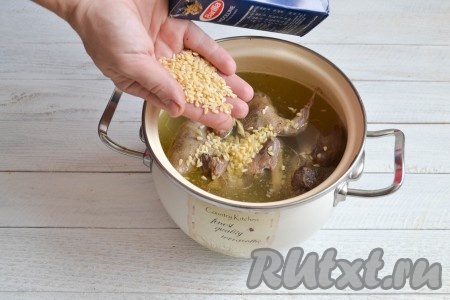 Когда картофель будет практически готов, всыпать макароны.
