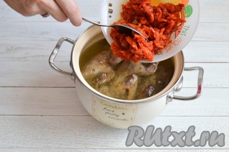 Выложить овощную заправку в кастрюлю вслед за макаронами и продолжать варить на небольшом огне.&nbsp;
