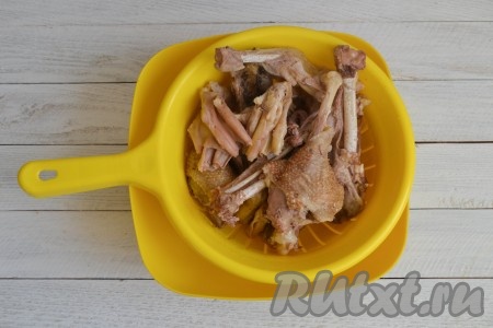 По истечении времени мясо вынуть в отдельную миску, чтобы немного остыло.
