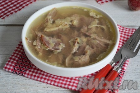 Вот он, на фото, мой долгожданный холодец. Нежное, мягкое гусиное мясо и насыщенный, прозрачный застывший бульон.
