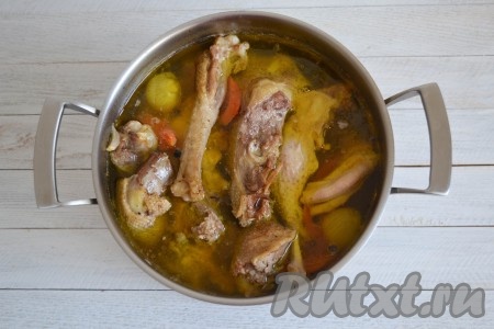 Продолжить варить гуся 4 часа на маленьком огне под прикрытой крышкой. Бульон должен медленно-медленно томиться. Ни в коем случае не должен сильно кипеть и выскакивать из кастрюли. За 10 минут до окончания приготовления по вкусу всыпать соль.
