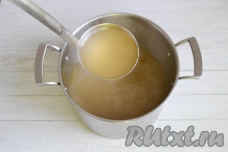 Бульон процедить через мелкое сито. Затем довести до кипения и снять с огня. Затем половником собрать весь жир, который будет на поверхности бульона (этот жир нам не понадобится для приготовления холодца). Затем снова довести бульон до кипения, снова убрать с огня и удалить остатки гусиного жира. Бульон должен быть прозрачным.&nbsp;
