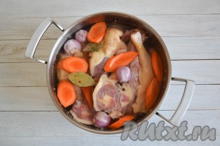 Залить мясо с овощами водой. Мясо должно быть полностью покрыто водой, чем больше воды - тем лучше. Вариться холодец будет долго, вода будет испаряться, а нам нужно не только сваренное мясо, но и вкусный, насыщенный бульон. Кастрюлю отправить на огонь.