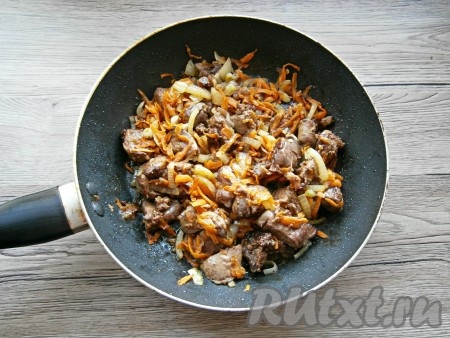 Всыпать специи и черный молотый перец, обжаривать куриную печень с морковкой и луком 8-10 минут, периодически перемешивая.