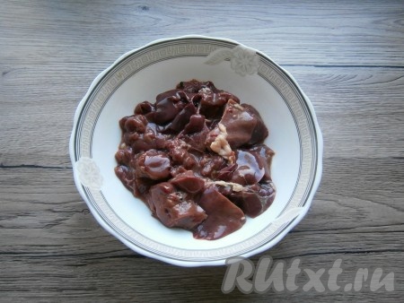 Печень куриную вымыть, разрезать на части.
