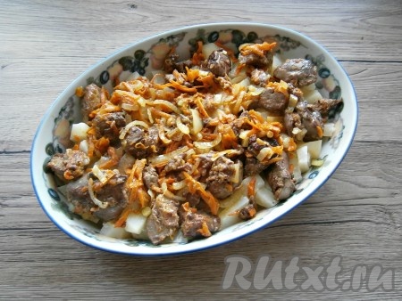 Поверх картошки разложить куриную печень с овощами.
