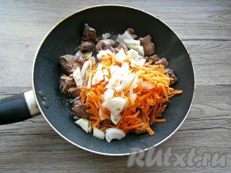 Сковороду разогреть с растительным маслом, выложить в нее печень, обжарить, перемешивая, минут 5. После этого добавить в сковороду нарезанный кусочками репчатый лук и натертую на крупной терке морковь.
