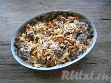 Сыр натереть на крупной терке и посыпать им все блюдо сверху. Сметану развести теплой водой, посолить и залить этой смесью картофель с печенкой.