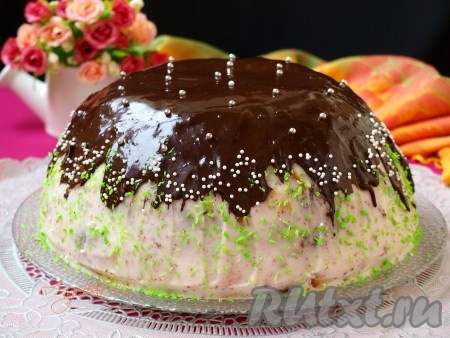 Украсить торт "Панчо" с вишней на своё усмотрение. Я украсила кондитерской посыпкой и цветной кокосовой стружкой.
