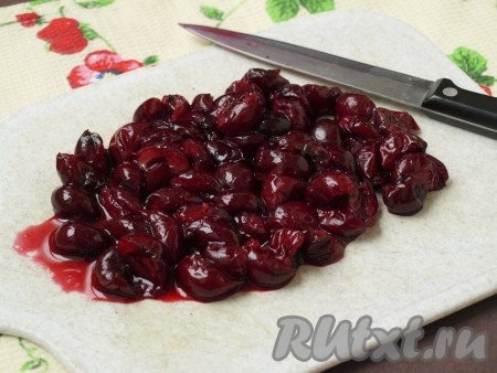 Размороженную вишню нарезать кусочками. В летний период можно готовить со свежей вишней.