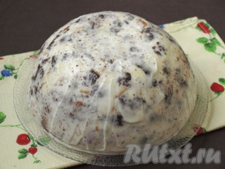 Форму поставить на 1 час в холодильник. Затем перевернуть на блюдо и смазать торт остатками крема. Снова убрать в холодильник на несколько часов, чтобы торт "Панчо" с вишней хорошо охладился и его было легко покрыть глазурью.
